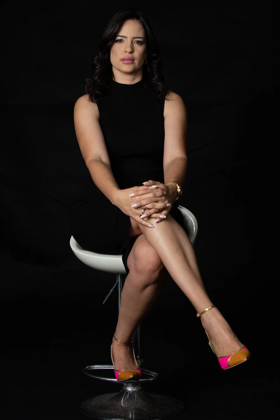 Anne Flick, em retrato profissional de corpo inteiro